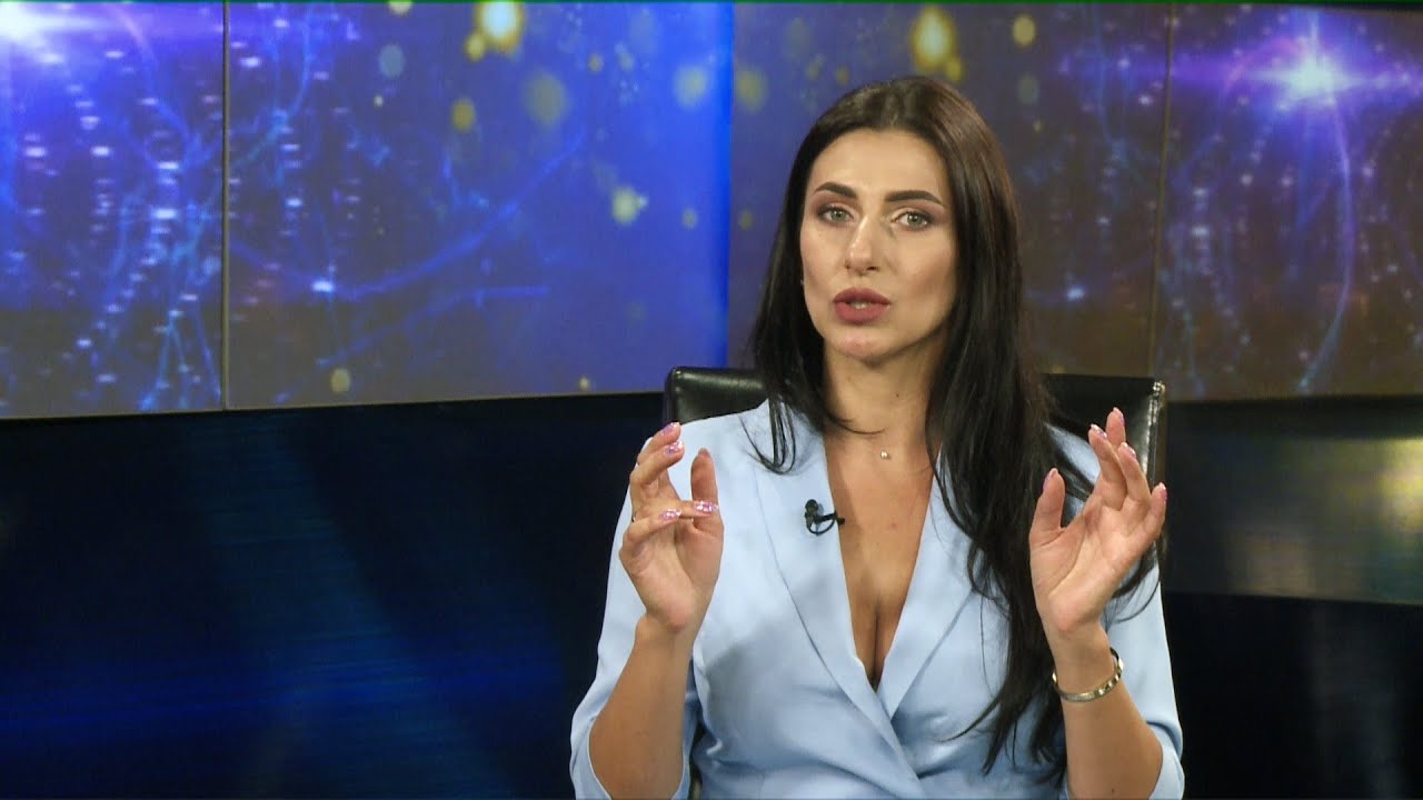 Кадр з інтерв’ю: Ольга Кірілова в телестудії